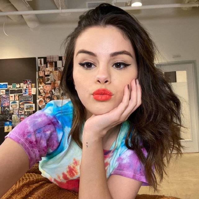 美国女歌手赛琳娜·戈麦斯(selena gomez)是instagram 平台上首位粉丝