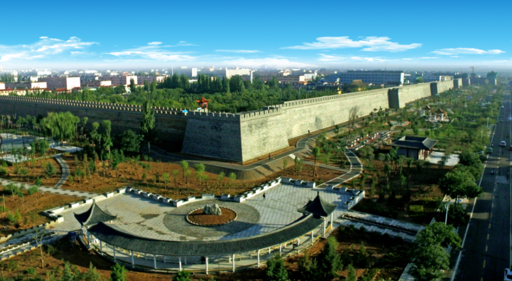 该景区由花马池古城,长城关,九曲民俗文化园和 宁夏长城博物馆组成