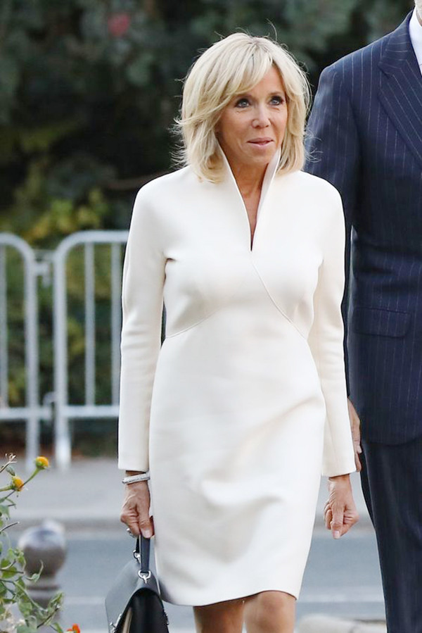 布丽吉特肌肤"松弛"显老态,穿白连衣裙却很时髦,衣领太显精神