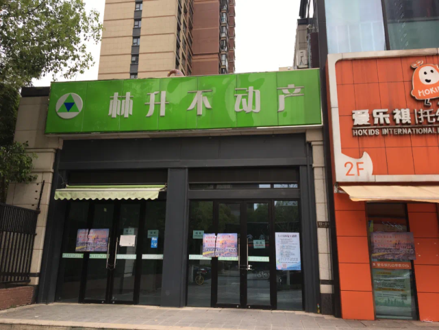 而已经合并成一个大门店的利万嘉地产,其中介也表示,近期看房人不少