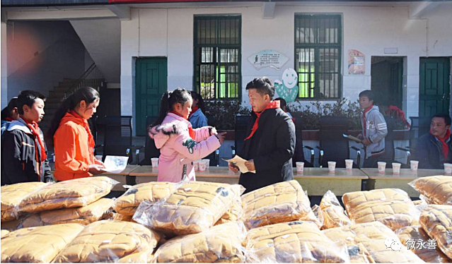 "杨仁富回想起在黑武小学艰难求学的日子,想起因交不起10多元的学费