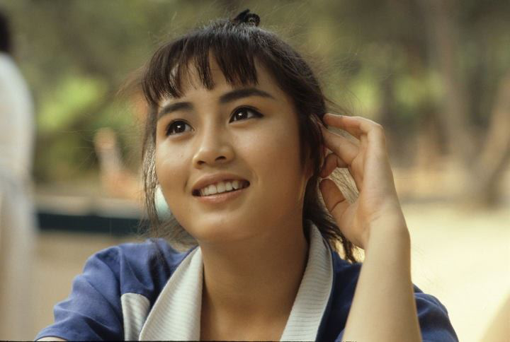 金惠秀当时为了还债拼命的演戏,终于帮母亲还清债务,发现母亲竟然又欠