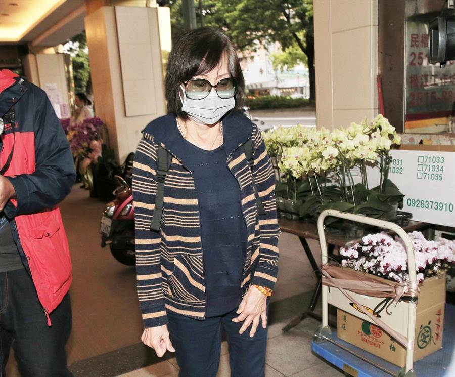 刘真追思灵堂正式关闭,辛龙哽咽崩溃似呼吸困难,脱帽子向媒体深深鞠躬