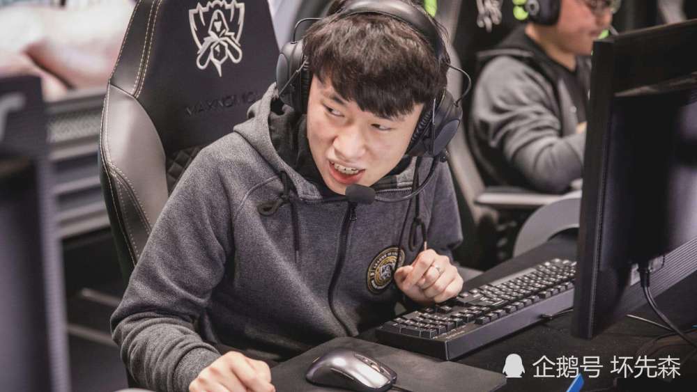 LPL春季赛Uzi离开后，小虎直播回应他离开后没人敢站出来说话