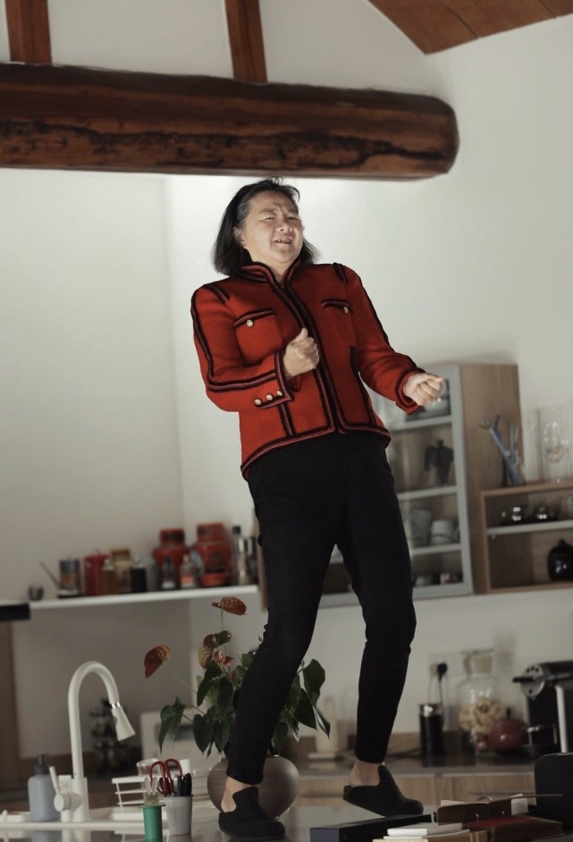 陈凯歌前妻洪晃晒近照,一头白发显沧桑,背景曝光家中豪宅像园林