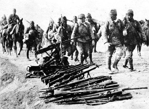 在南宁东北方向,日军使用步枪和掷弹筒对中国军队藏身的村庄进行进攻.