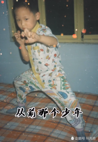 pdd童年长啥样身材消瘦完全看不出是个胖子