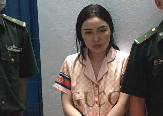 女毒贩通过开美容院向顾客提供毒品,之后还靠整容来逃避追捕