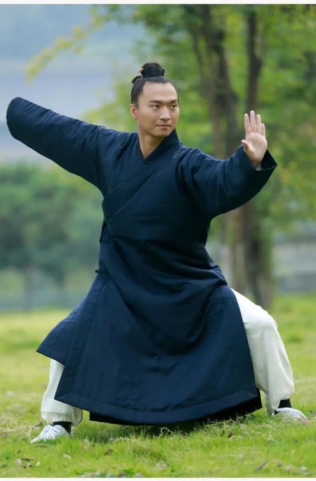 为什么道教徒服色尚青色,道长的一身青衫有何特殊寓意?