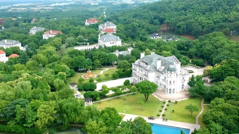 外人眼中上海这座山还不如土丘,山下却都是亿元别墅,为上海顶级富人区