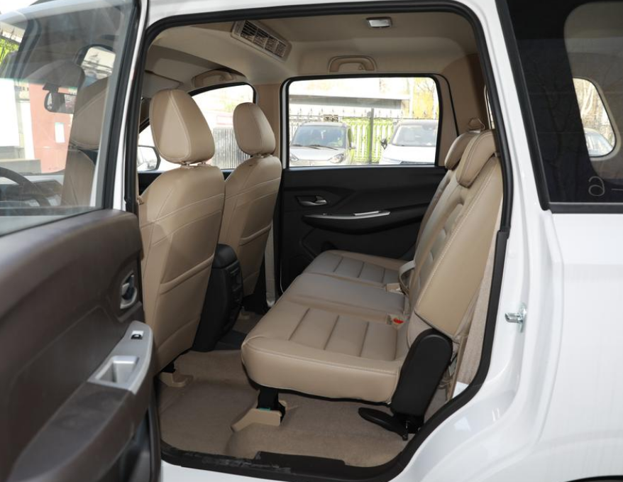 解读2020款五菱宏光手动挡老司机最爱8座设计真的很能装