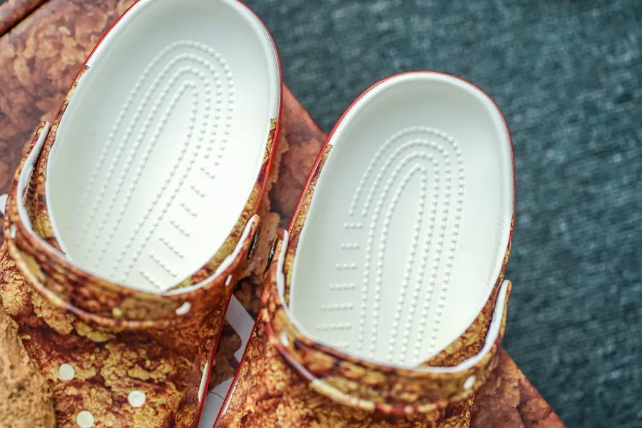 肯德基 x Crocs 联名洞洞鞋是什么味道?