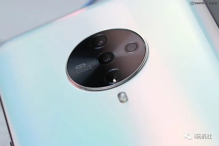 后置摄像头部分采用了比较成熟的四摄方案,主摄为4800万像素超清主摄