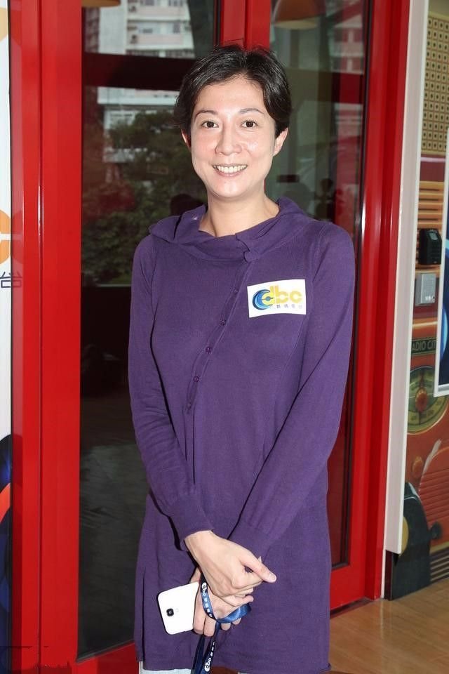 吴绮莉剪了短发气质暴跌再穿上廉价卫衣真成了普通大妈