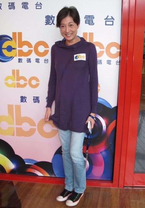 吴绮莉剪了短发气质暴跌再穿上廉价卫衣真成了普通大妈