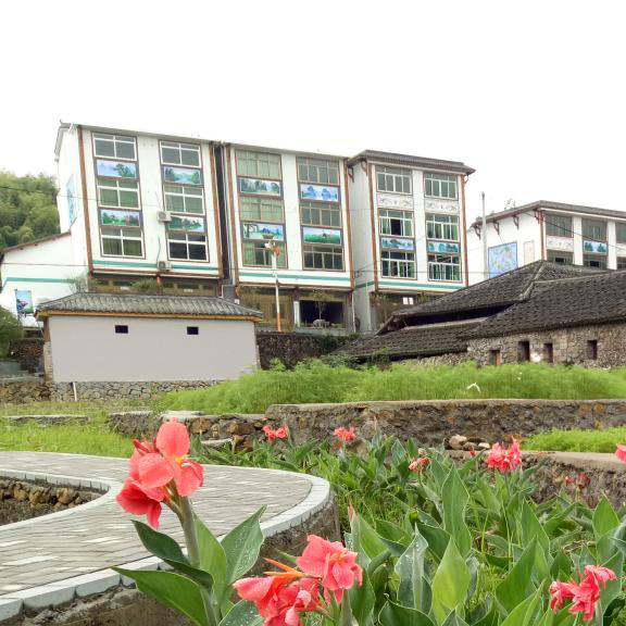 走进村庄就能看到靓丽的蓝,洁净的白,玉塔村的村庄具有独特的民族特色