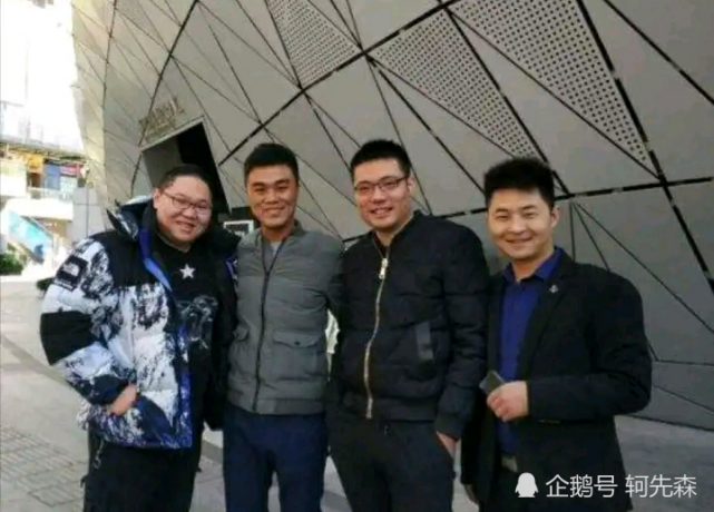 加上这张照片,我们应该可以知道,因为大司马的身子是斜的,还比pdd高