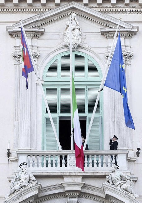 意大利全国降半旗，向新冠肺炎所有遇难者哀悼