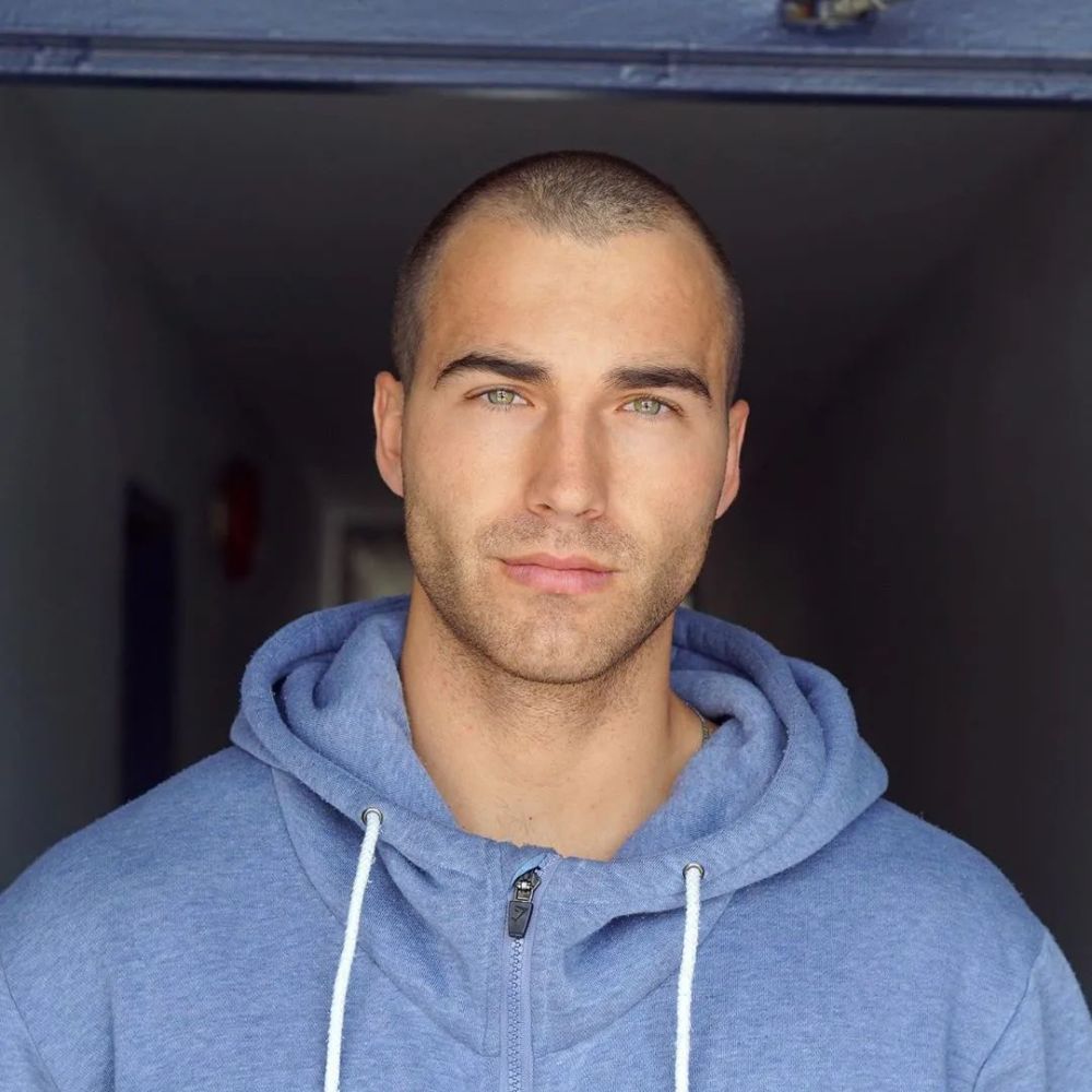 他剃了个圆寸勾起了我的回忆