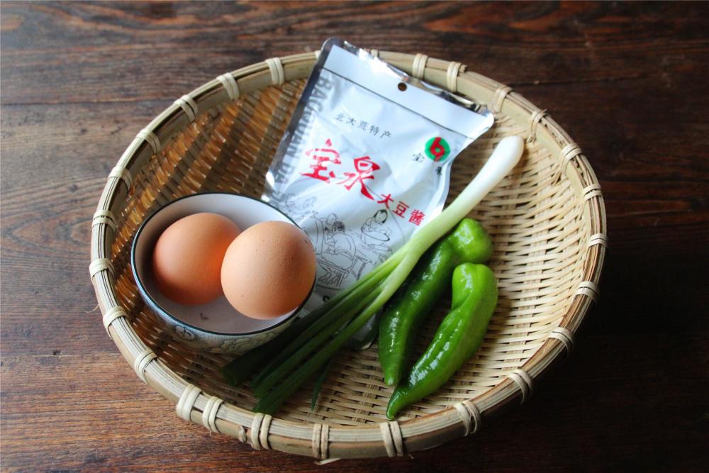 东北的酱一般分为两种,一种是农家自己制作的酱,自然发酵酱块做的大酱