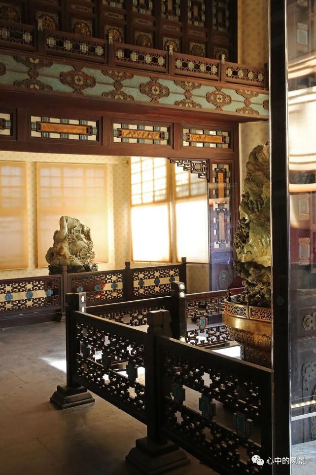 阁楼的建造非常考究,内檐装修也极精致,不仅做工精细,木料也多是紫檀