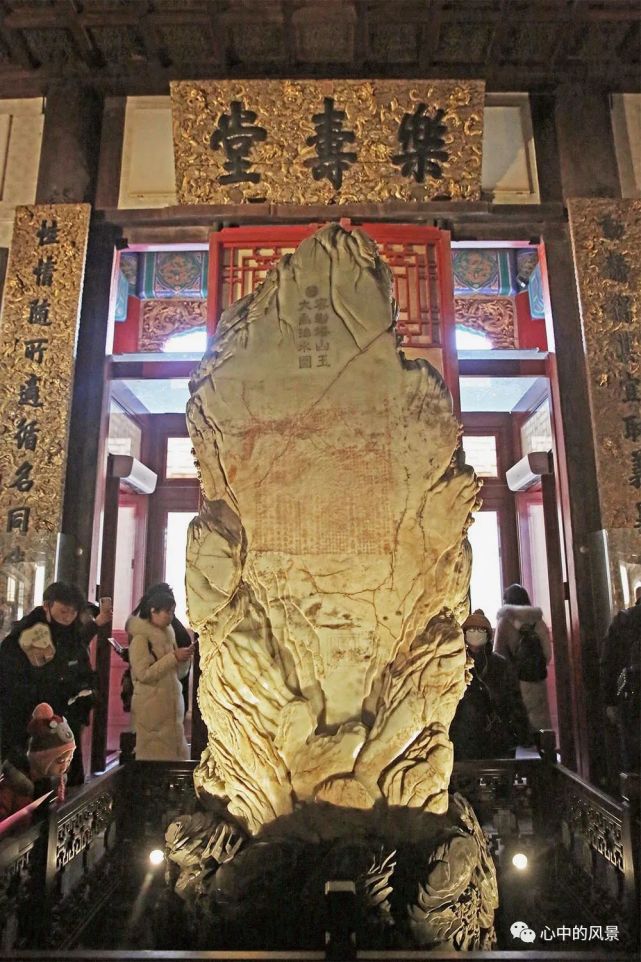 "秋山行旅图山子"等重要的玉器作品,"大禹治水图山子"琢成后,一直陈设