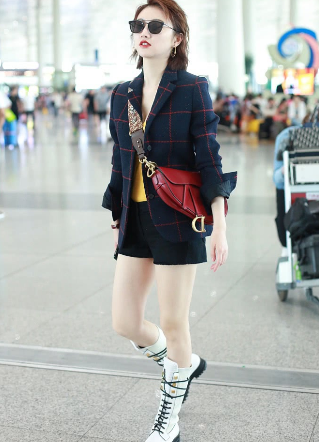 景甜首次挑战10cm热裤,就穿出了"a型腿",张继科后悔了吗_腾讯新闻