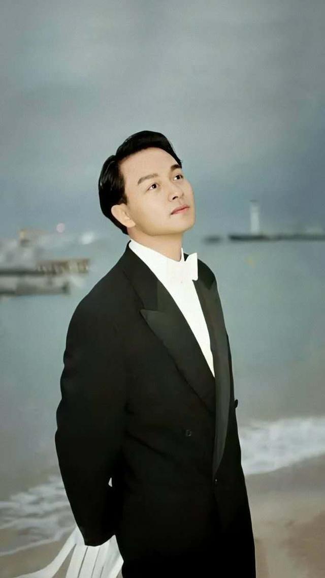 唐鹤德晒旧照纪念张国荣同打一把伞画面温馨17年后却只剩一人