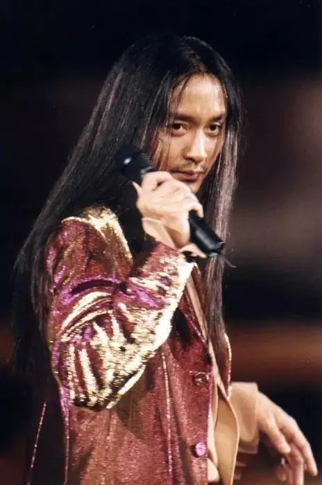 05鸭尾头造型鸭尾头也是张国荣经典发型,发尾烫出外卷度,鬓角处的头发