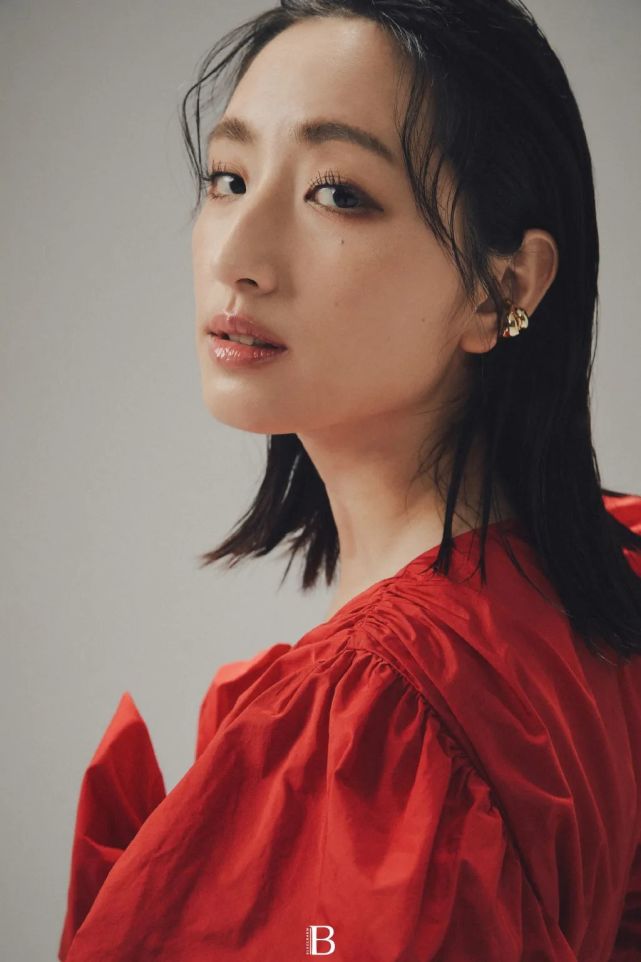 组图:《想见你》主演柯佳嬿许光汉杂志大片