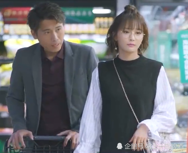 而令人意外的事就是蓝天愚为找了女朋友发愁时,区小欧竟然主动表白要