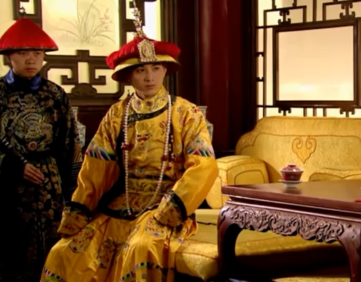 弘历就让甄嬛当上了太后,这两人的目的也就算达成了,所以说甄嬛和弘历