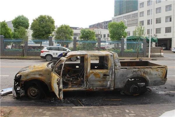 3月29日凌晨,丰城市龙祥家园小区周边停放的几辆小车忽然燃起大火,接