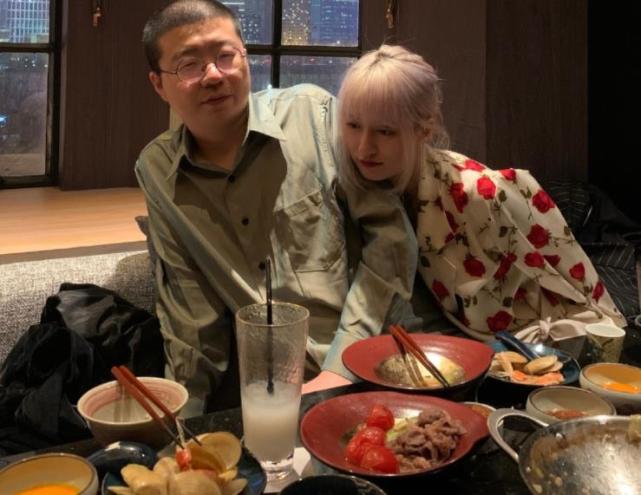 黑尾酱近照马甲线优越侧身却露出腰间图案再也不羡慕李诞