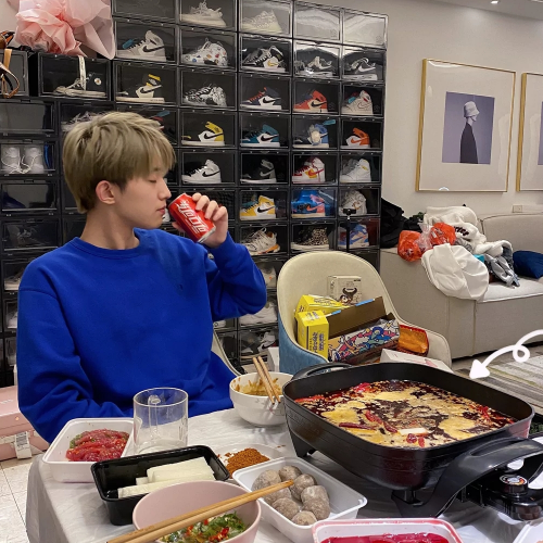 赵辰宇"富二代"身份曝光,家里的aj鞋堆成墙,手机壳都是lv的