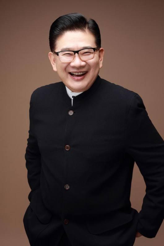 张国荣去世17年曹可凡晒两人旧照表达怀念永恒的记忆