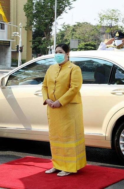 体重快到200斤的泰国胖公主亮相!一身金色却显俗气,大肚腩太尬