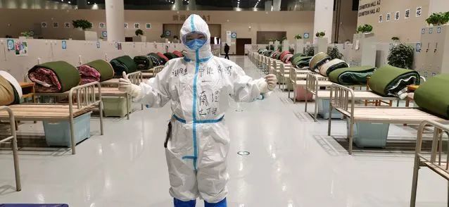 " 当时接到召集令 谢佳慧就直接报名了 经过培训 谢佳慧在方舱医院