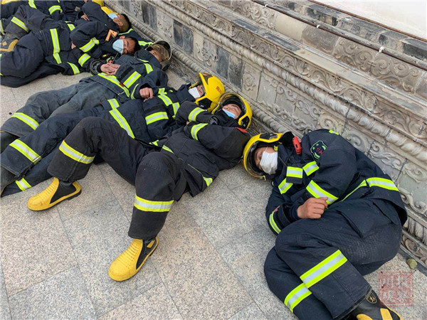 西昌山火救援现场，他们疲劳过后的睡姿让人心疼