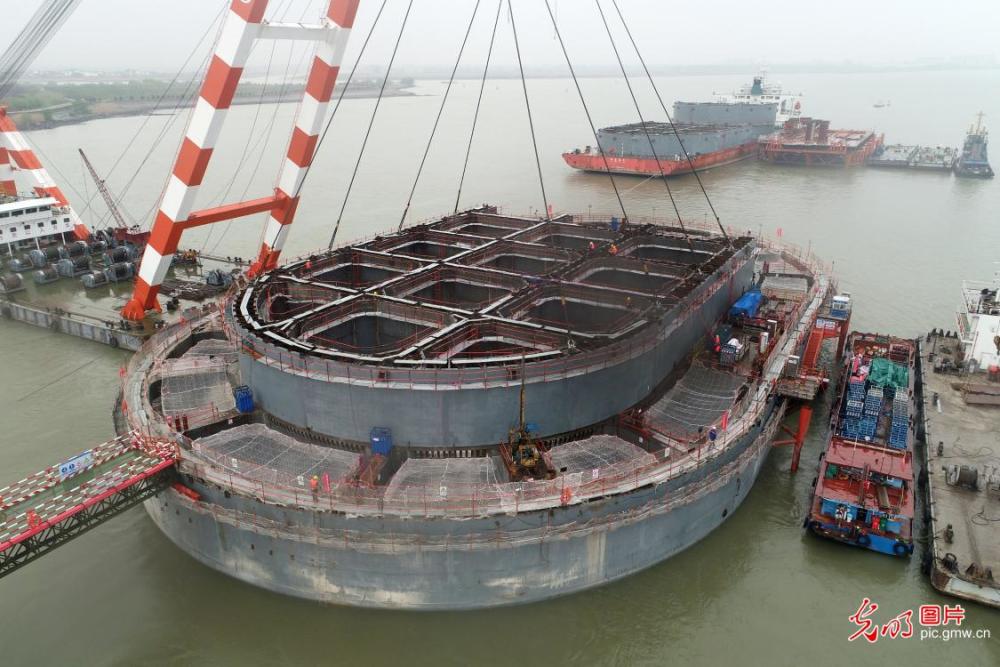 常泰长江大桥主塔基础钢沉井开始首次水上接高