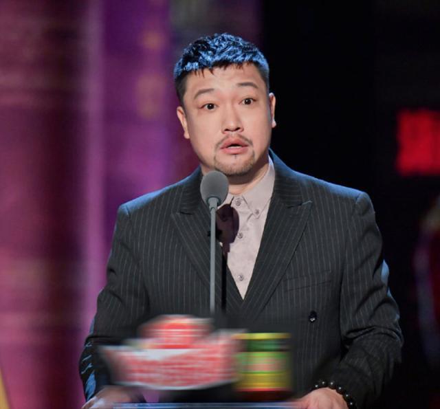 好命的贾冰:国家一级演员辞职演喜剧,妻子太美被误解老牛吃嫩草