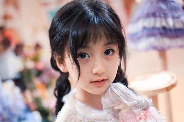 11岁女孩颜值过高被"禁止整容",日常浓妆引争议,网友:太早熟