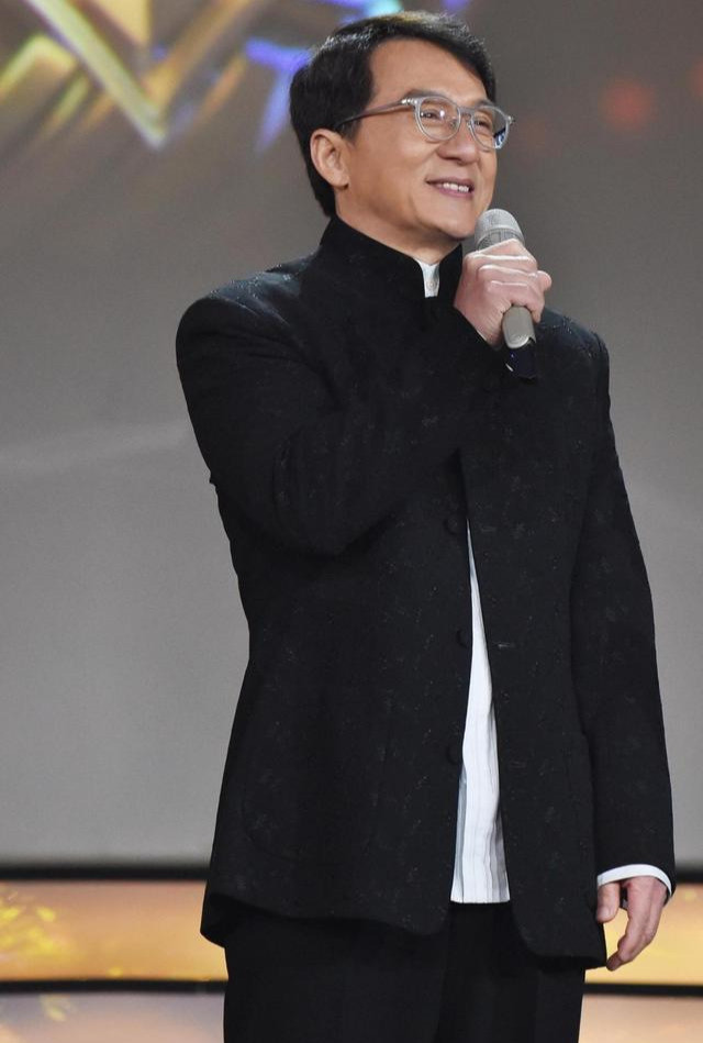 成龙:难忘初恋,对 林青霞意难平,亏欠吴卓林,一女因他一生未嫁