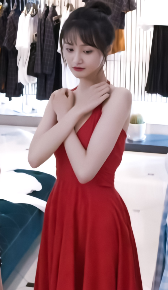 郑爽仅用一根绳子撑起吊带,全程得用手捂住,侧身那刻令男粉沸腾