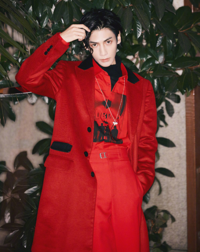 有种帅叫穿红衣罗云熙,一身纯红太亮眼,果然是"神仙哥哥"