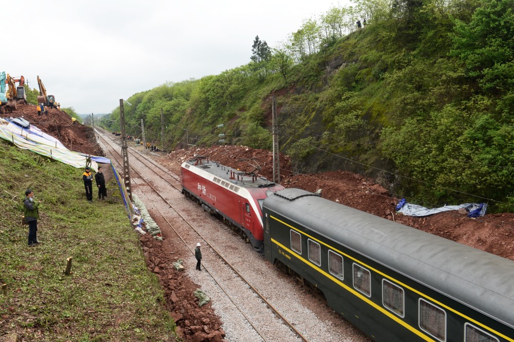 京广铁路脱轨事故路段顺利通过首趟旅客列车