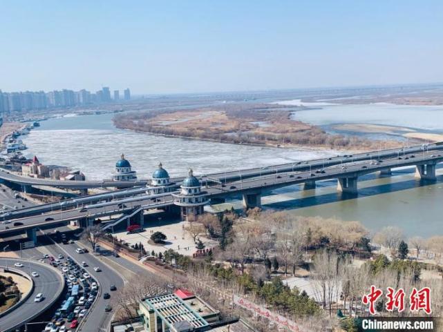 松花江哈尔滨段春季流凌期来临哈尔滨海事局多举措助力航企复工复产
