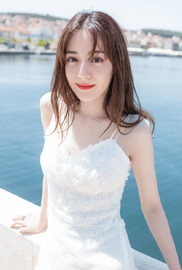 热巴起床照被扒小动作超可爱网友给她拍照的人是我