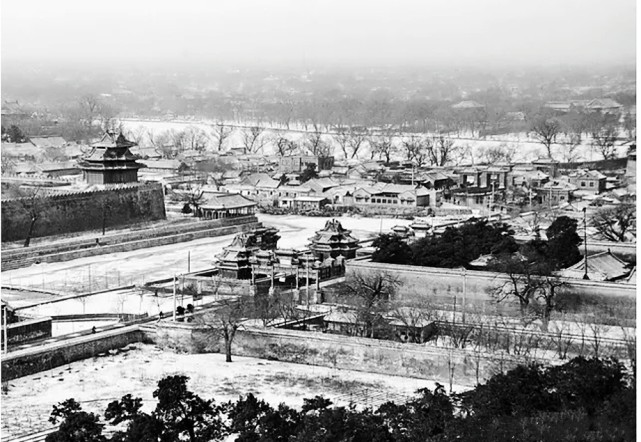 天圓地方的兩層樓閣式建築,樓中木雕為北京眾多古建名勝中的經典之作