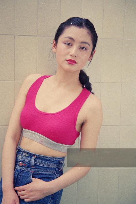 陈红年轻时好敢穿,玫红运动内衣配牛仔裤,勒出的小肚子好真实